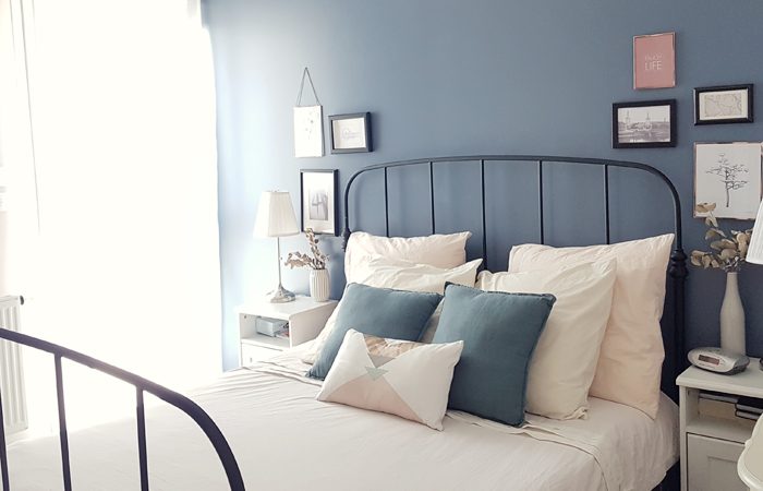 Décoration d'une chambre dans les tons bleu, beige , rosé, avec quelques pointes de cuivre