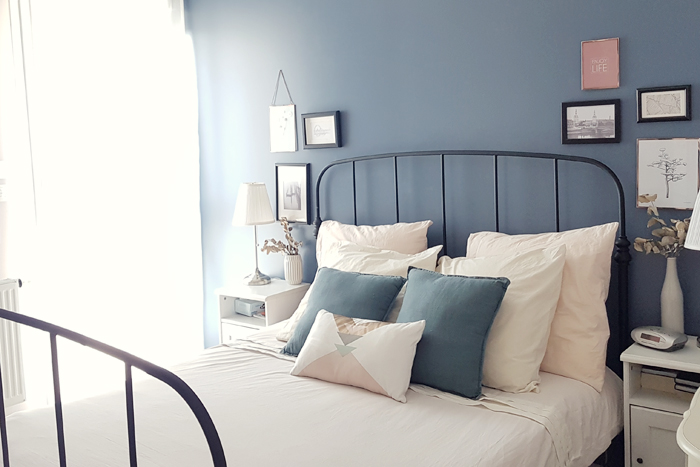 Décoration d'une chambre dans les tons bleu, beige , rosé, avec quelques pointes de cuivre