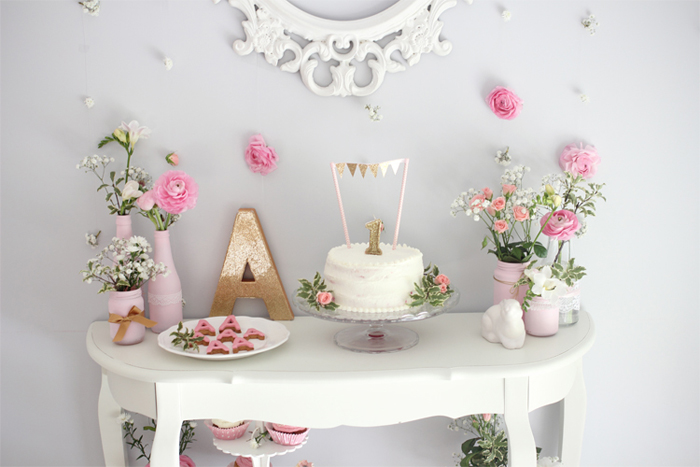 Sweet table d'anniversaire rose 1 an