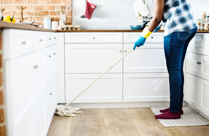Avoir un agent de ménage à la maison : le coût, les aides, mon expérience